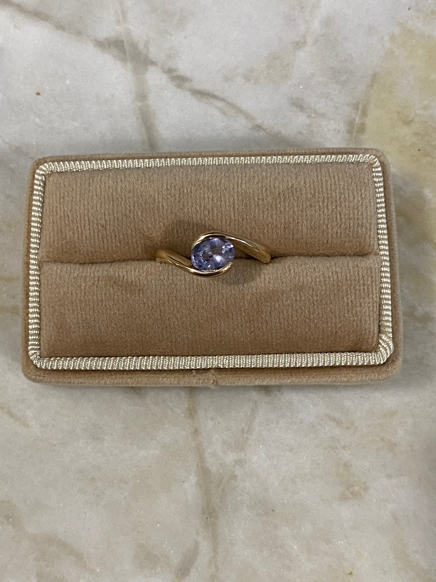 Ollie : 14k Gold Wavy Light Gray Purple Oval Spinel Ring