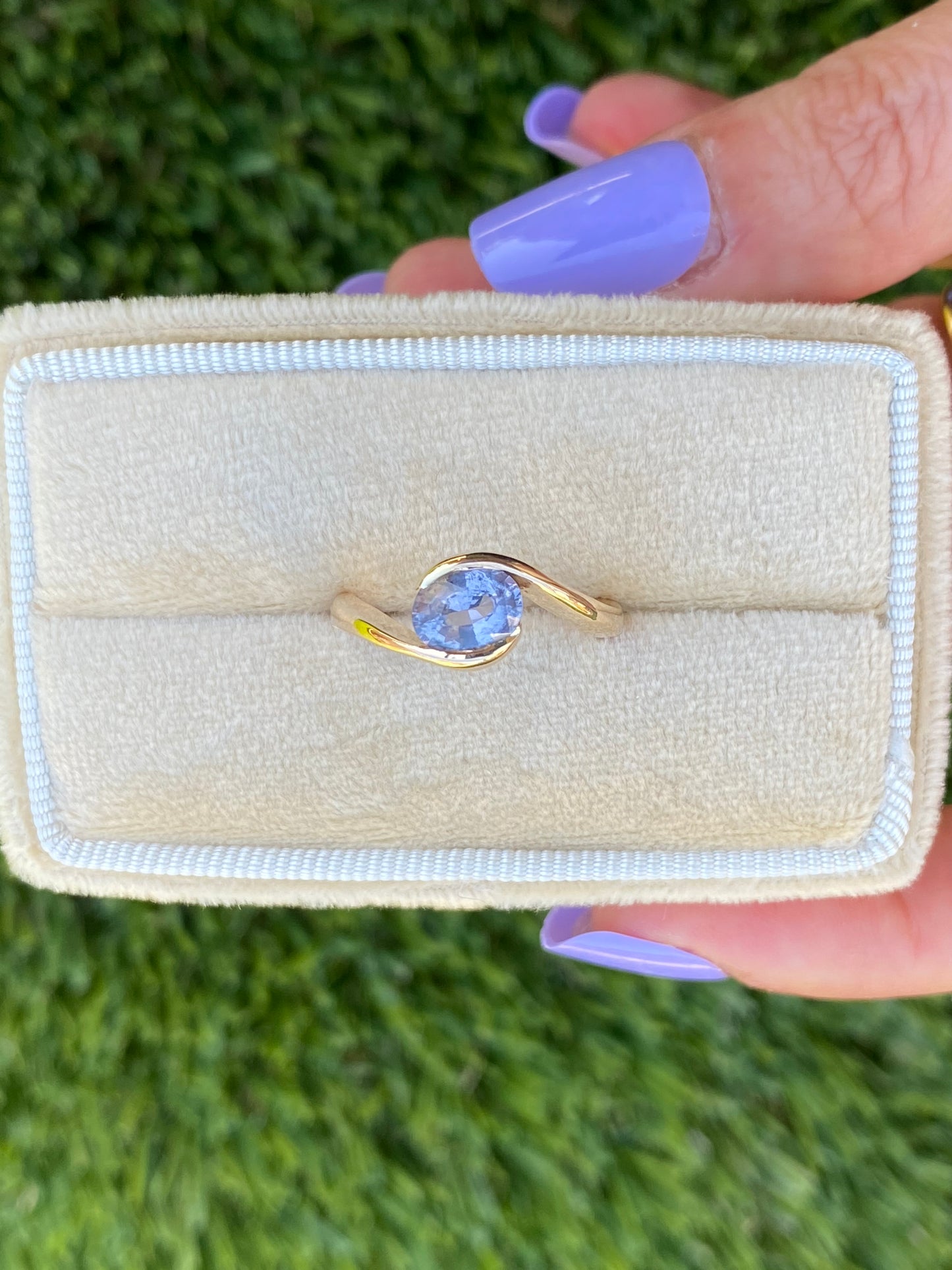 Ollie : 14k Gold Wavy Light Gray Purple Oval Spinel Ring