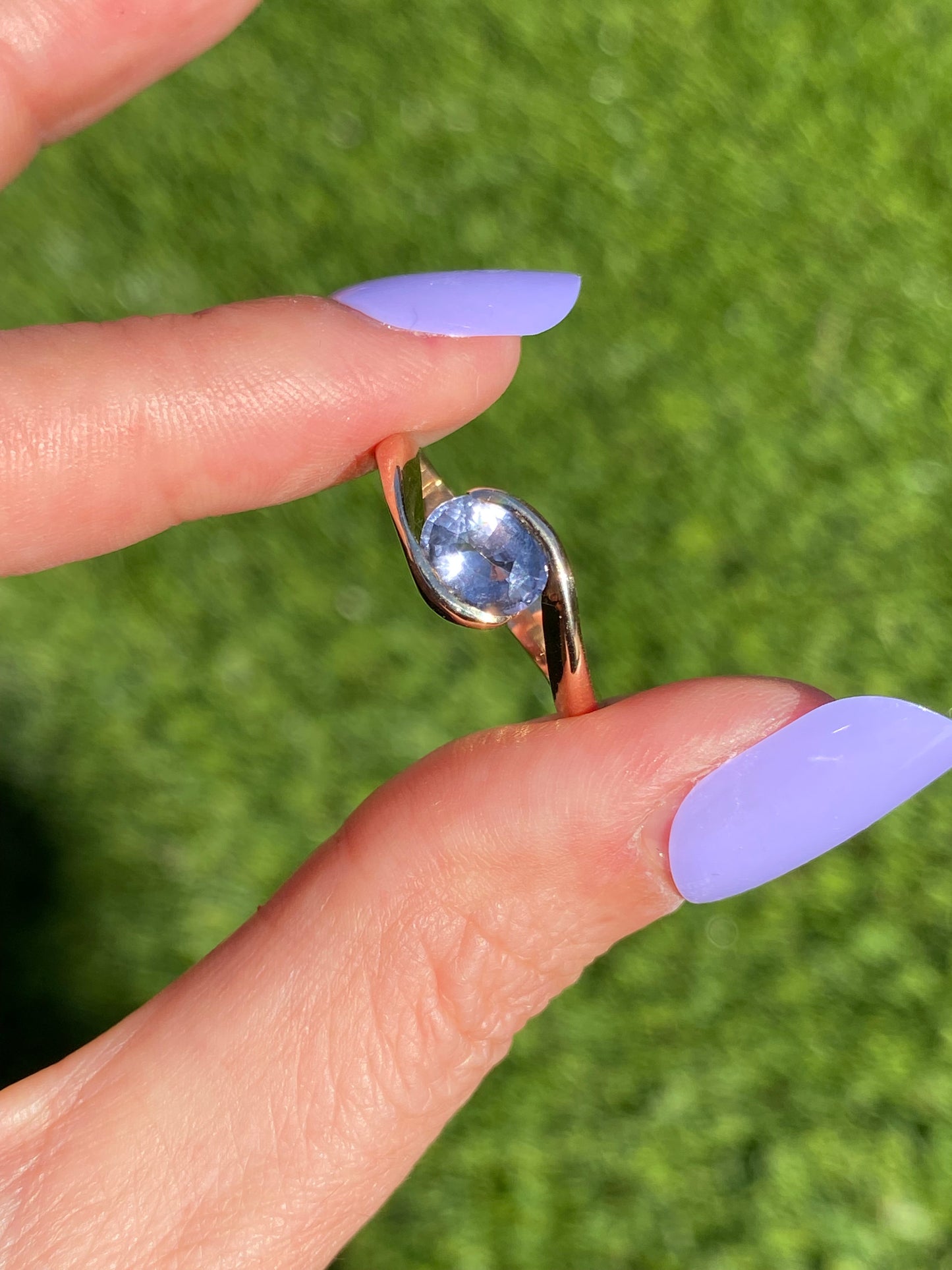 Ollie : 14k Gold Wavy Light Gray Purple Oval Spinel Ring