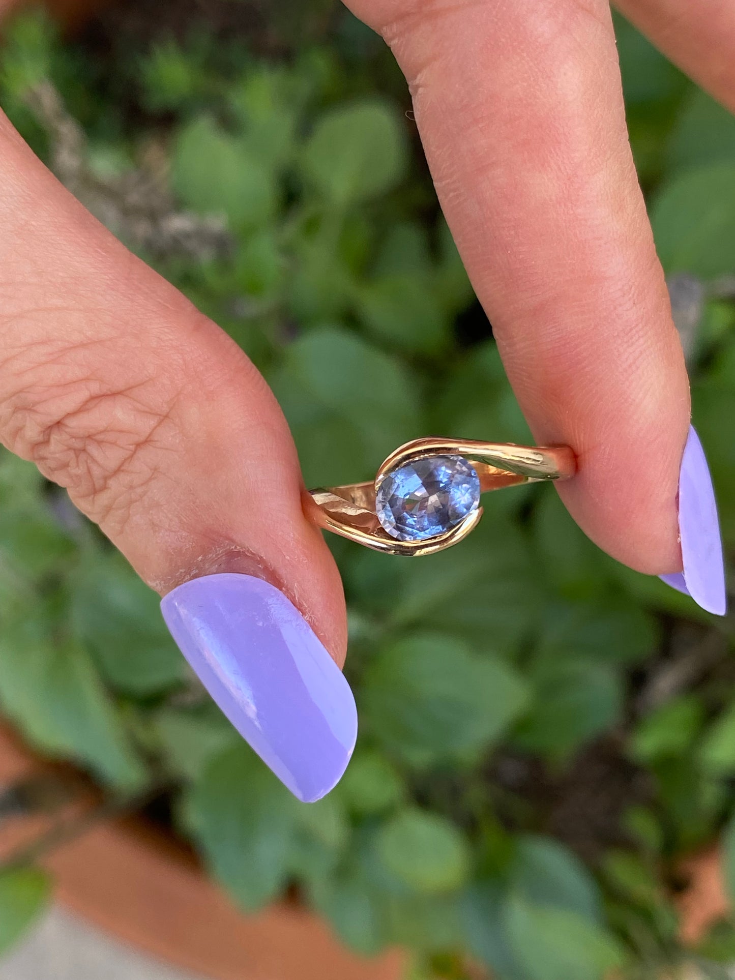 Ollie : 14k Gold Wavy Light Gray Purple Oval Spinel Ring