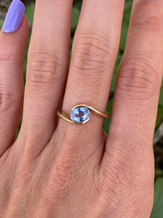 Ollie : 14k Gold Wavy Light Gray Purple Oval Spinel Ring