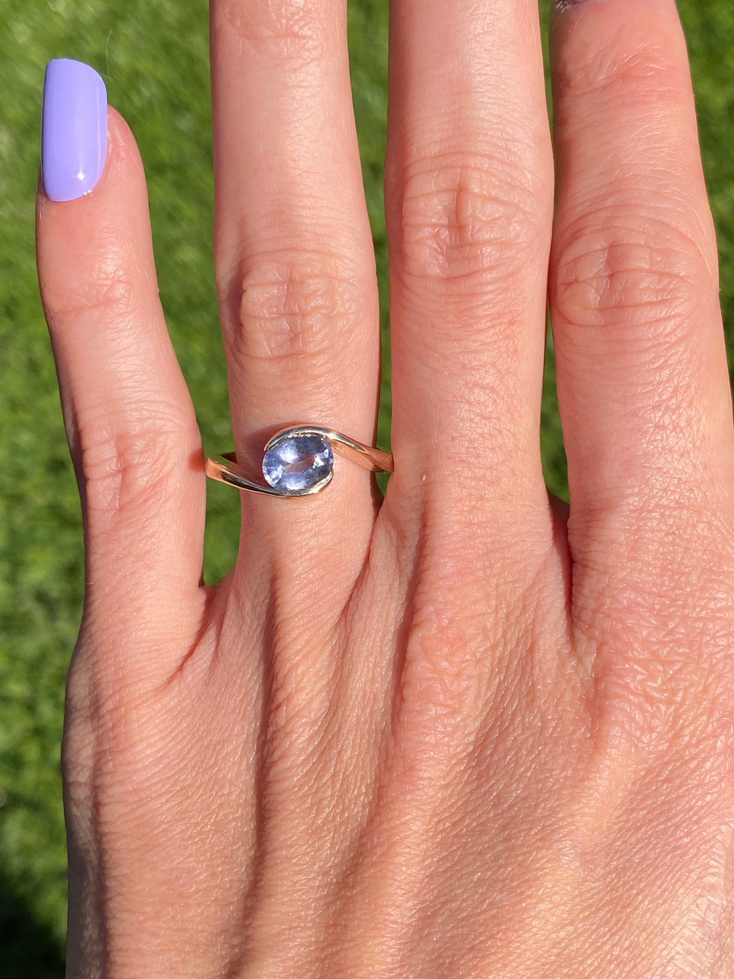 Ollie : 14k Gold Wavy Light Gray Purple Oval Spinel Ring